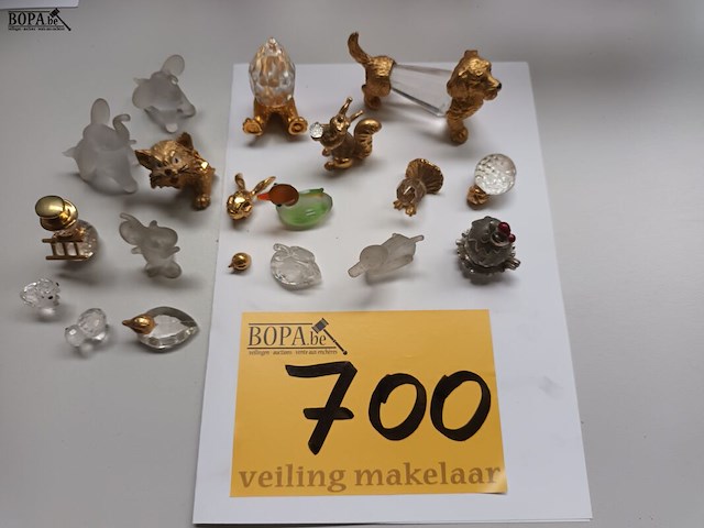 Lot 700 - miniatuurtjes uit koper en glas. 17 stuks - afbeelding 4 van  4