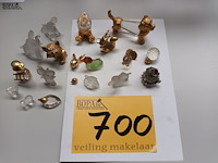 Lot 700 - miniatuurtjes uit koper en glas. 17 stuks - afbeelding 4 van  4