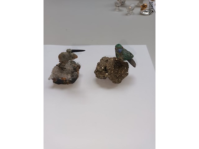 Lot 702 - miniatuurtjes uit mineralen en steen. 2 stuks - afbeelding 2 van  5