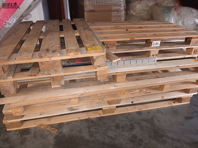 Lot 703 - lot houten palletten - afbeelding 1 van  2