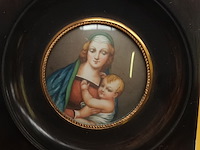 Lot 704 - kadertje vrouw met kind - afbeelding 2 van  3