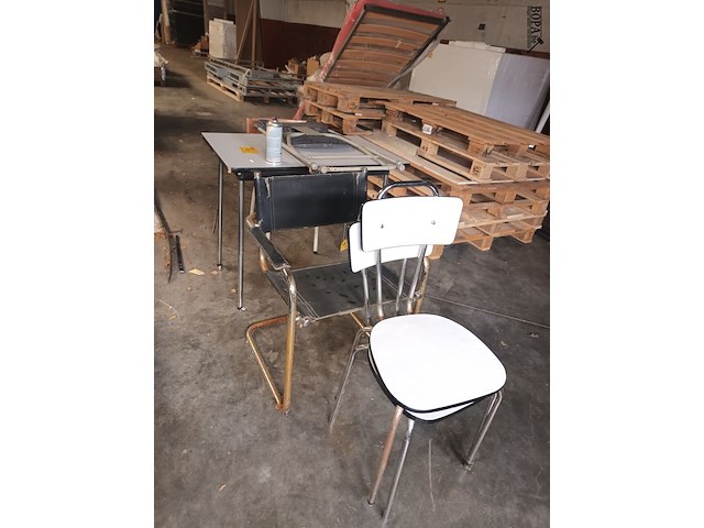 Lot 704 - tafel en 5 stoelen - afbeelding 1 van  2