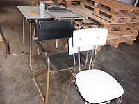 Lot 704 - tafel en 5 stoelen - afbeelding 1 van  2