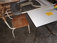 Lot 704 - tafel en 5 stoelen - afbeelding 2 van  2