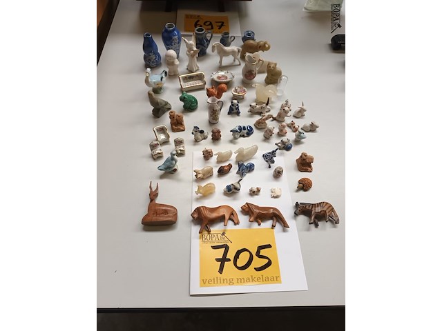 Lot 705 - miniatuur vaasjes en beeldjes. 60 stuks - afbeelding 1 van  6