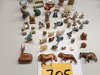Lot 705 - miniatuur vaasjes en beeldjes. 60 stuks - afbeelding 1 van  6