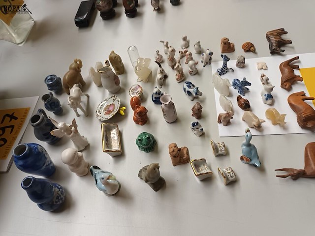 Lot 705 - miniatuur vaasjes en beeldjes. 60 stuks - afbeelding 2 van  6