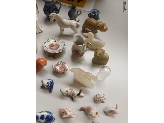 Lot 705 - miniatuur vaasjes en beeldjes. 60 stuks - afbeelding 3 van  6