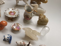Lot 705 - miniatuur vaasjes en beeldjes. 60 stuks - afbeelding 3 van  6