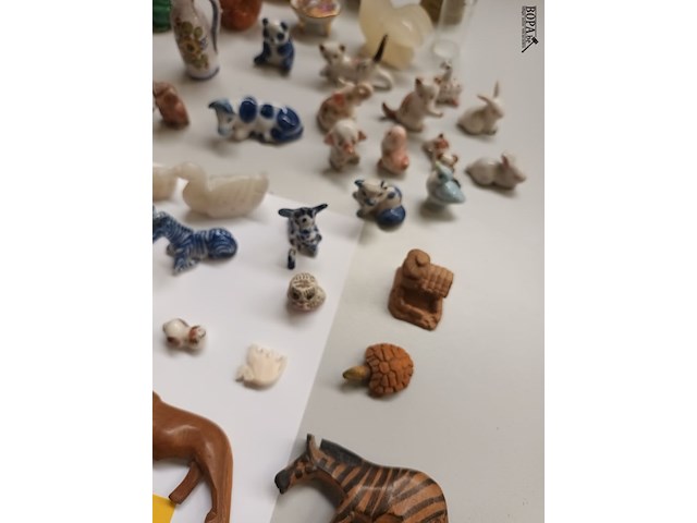 Lot 705 - miniatuur vaasjes en beeldjes. 60 stuks - afbeelding 4 van  6