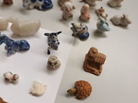 Lot 705 - miniatuur vaasjes en beeldjes. 60 stuks - afbeelding 4 van  6