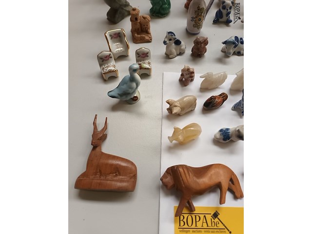 Lot 705 - miniatuur vaasjes en beeldjes. 60 stuks - afbeelding 5 van  6