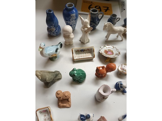 Lot 705 - miniatuur vaasjes en beeldjes. 60 stuks - afbeelding 6 van  6