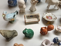 Lot 705 - miniatuur vaasjes en beeldjes. 60 stuks - afbeelding 6 van  6