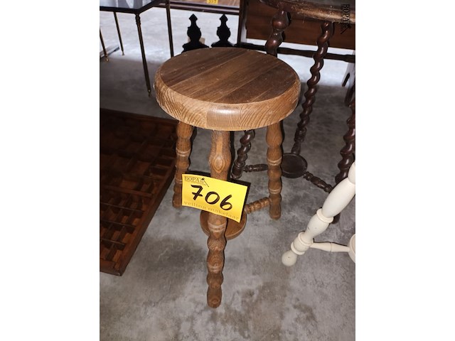 Lot 706 - houten krukjes. 3 stuks - afbeelding 3 van  3