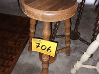 Lot 706 - houten krukjes. 3 stuks - afbeelding 3 van  3