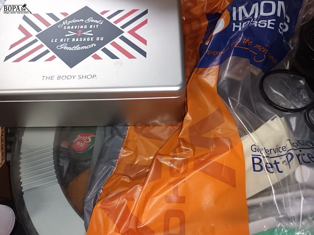 Lot 71 - badkamerbenodigdheden. 1 doos - afbeelding 3 van  5