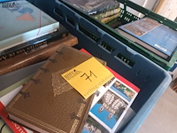 Lot 71 - boeken. 2 bakken - afbeelding 2 van  3