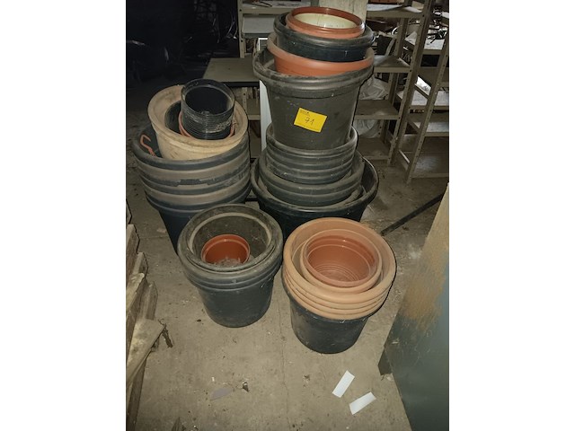 Lot 71 - diverse bloempotten - afbeelding 1 van  2