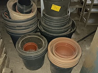 Lot 71 - diverse bloempotten - afbeelding 1 van  2