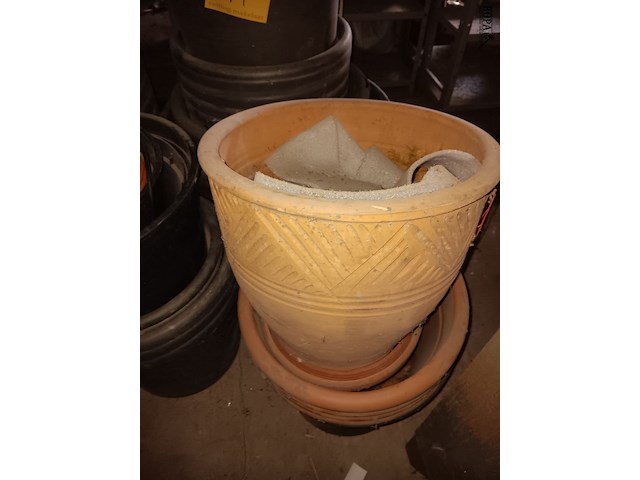 Lot 71 - diverse bloempotten - afbeelding 2 van  2