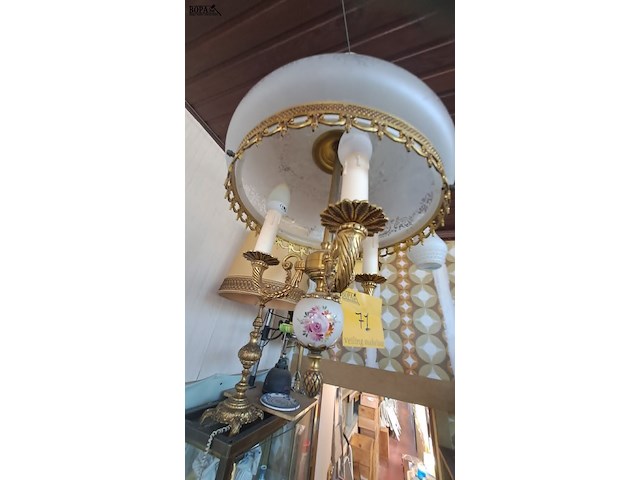 Lot 71 - hanglamp electrische olielampstijl lampkap melkglas met bloe - afbeelding 1 van  4
