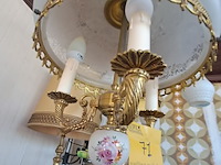 Lot 71 - hanglamp electrische olielampstijl lampkap melkglas met bloe - afbeelding 1 van  4