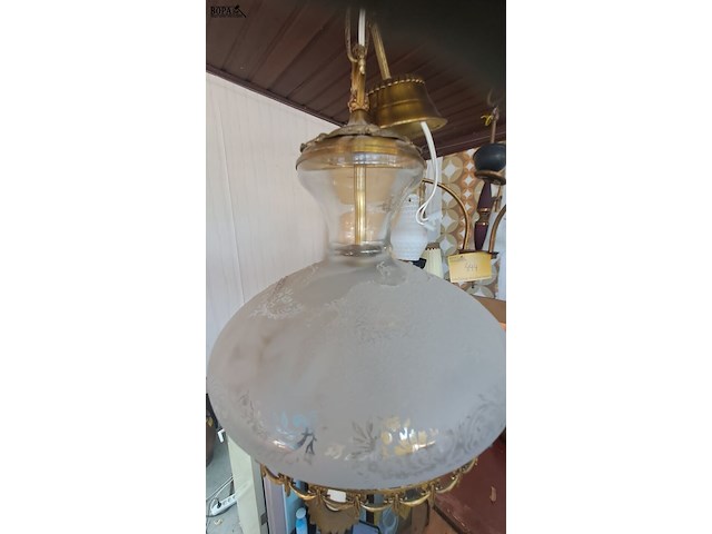 Lot 71 - hanglamp electrische olielampstijl lampkap melkglas met bloe - afbeelding 2 van  4