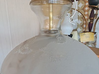 Lot 71 - hanglamp electrische olielampstijl lampkap melkglas met bloe - afbeelding 2 van  4