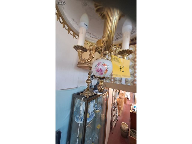 Lot 71 - hanglamp electrische olielampstijl lampkap melkglas met bloe - afbeelding 3 van  4