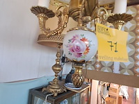 Lot 71 - hanglamp electrische olielampstijl lampkap melkglas met bloe - afbeelding 3 van  4