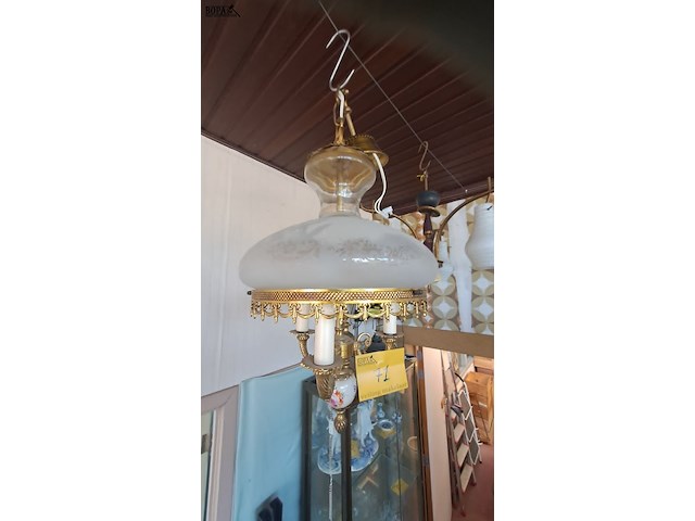 Lot 71 - hanglamp electrische olielampstijl lampkap melkglas met bloe - afbeelding 4 van  4