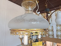 Lot 71 - hanglamp electrische olielampstijl lampkap melkglas met bloe - afbeelding 4 van  4