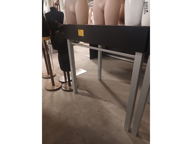 Lot 71 - hoge tafel voor winkel - afbeelding 1 van  2