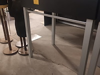 Lot 71 - hoge tafel voor winkel - afbeelding 1 van  2