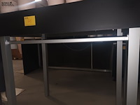Lot 71 - hoge tafel voor winkel - afbeelding 2 van  2