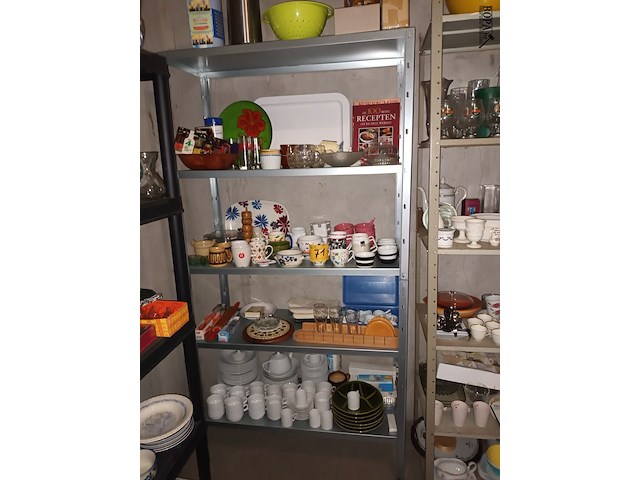 Lot 71 - keukenmateriaal en huisraad. inhoud rek - afbeelding 1 van  5