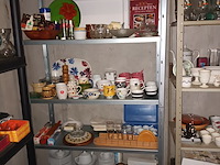 Lot 71 - keukenmateriaal en huisraad. inhoud rek - afbeelding 1 van  5