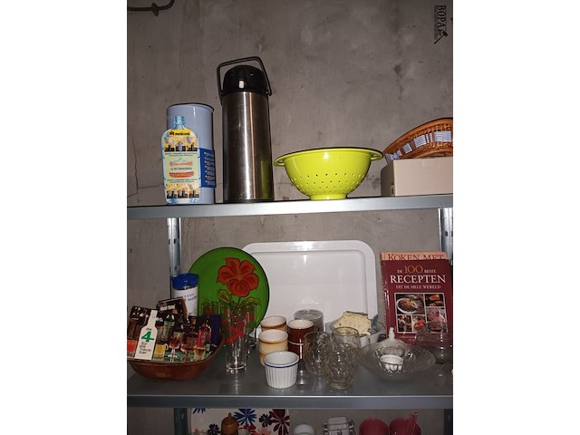 Lot 71 - keukenmateriaal en huisraad. inhoud rek - afbeelding 2 van  5