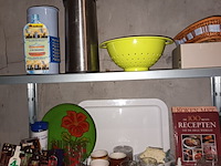 Lot 71 - keukenmateriaal en huisraad. inhoud rek - afbeelding 2 van  5