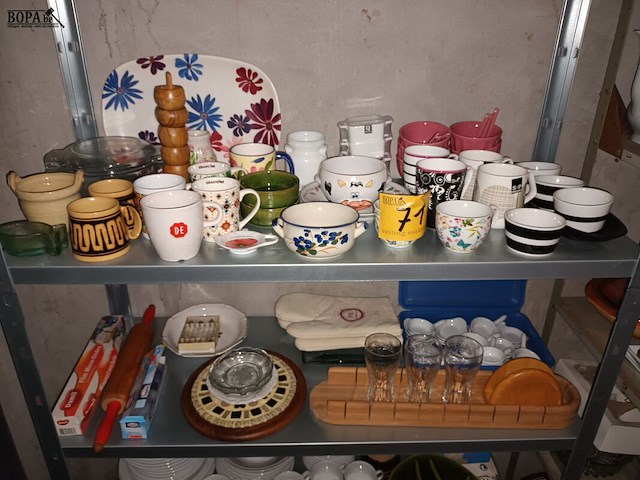 Lot 71 - keukenmateriaal en huisraad. inhoud rek - afbeelding 3 van  5