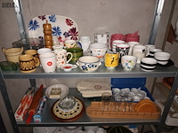 Lot 71 - keukenmateriaal en huisraad. inhoud rek - afbeelding 3 van  5