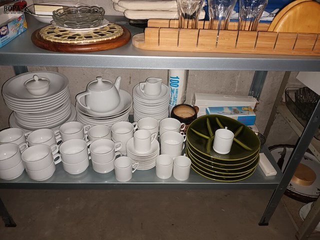 Lot 71 - keukenmateriaal en huisraad. inhoud rek - afbeelding 4 van  5