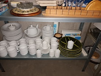 Lot 71 - keukenmateriaal en huisraad. inhoud rek - afbeelding 4 van  5