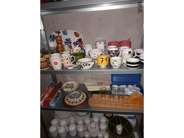 Lot 71 - keukenmateriaal en huisraad. inhoud rek - afbeelding 5 van  5
