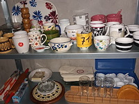 Lot 71 - keukenmateriaal en huisraad. inhoud rek - afbeelding 5 van  5