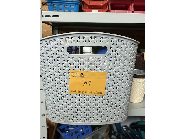 Lot 71 - lot producten: white spirit, amoniak, verven, ontstoppers - afbeelding 1 van  3