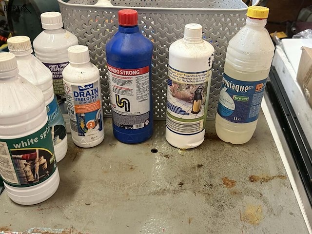 Lot 71 - lot producten: white spirit, amoniak, verven, ontstoppers - afbeelding 3 van  3