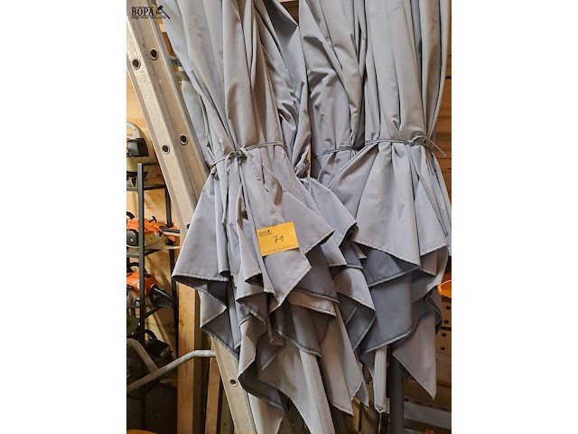 Lot 71 - parasol blauw 4 stuks - afbeelding 2 van  2