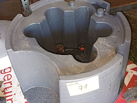 Lot 71 - pvc sokkel voor regenton - afbeelding 1 van  2